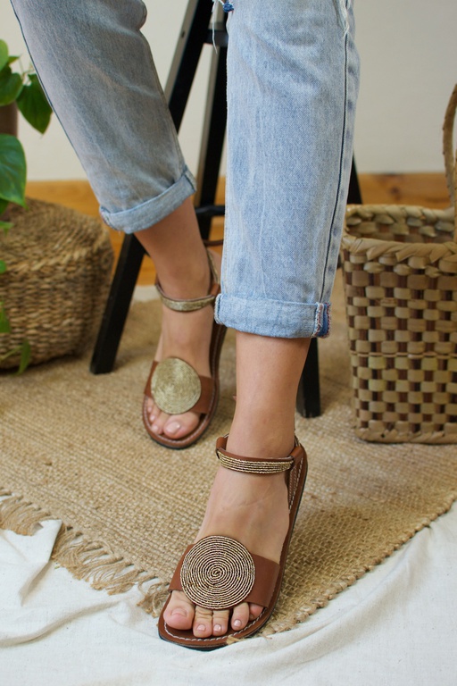 Sandały z kółkiem Hatima świetnie uzupełnią Twoją letnią garderobę. W całości robione ręcznie przez ludzi, szanujących tradycję. Zobacz i wybierz swój rozmiar.