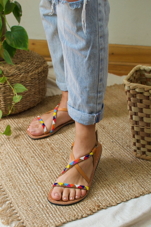 Precyzyjnie wykonane, lekkie, skórzane sandały z kolorowymi paskami Aika. Ręcznie robione w Kenii przez lokalnych rzemieślników. Wybierz swój rozmiar!